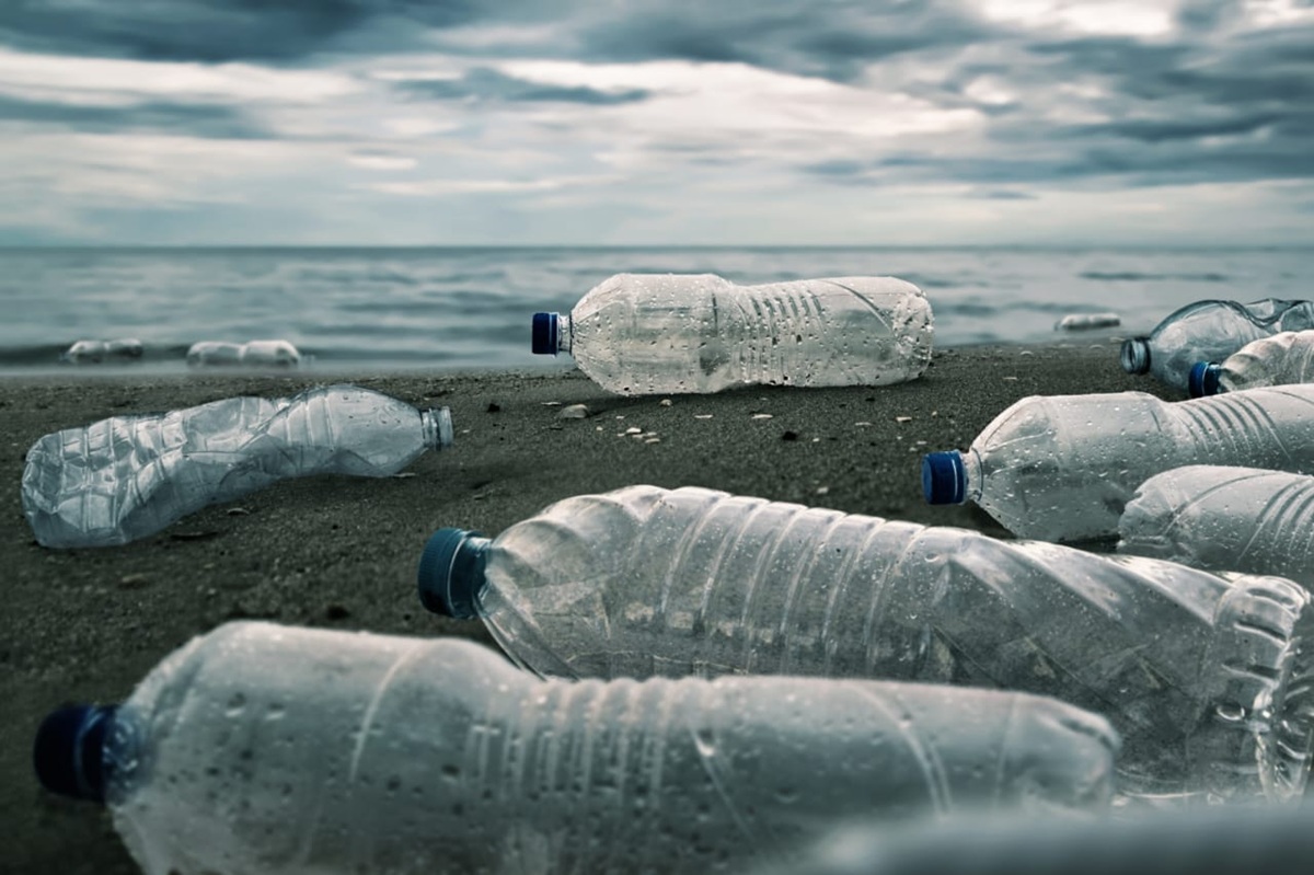 Bahaya Air Kemasan dalam Botol Ancaman Mikroplastik, Nanoplastik, dan Zat Kimia Bagi Kesehatan